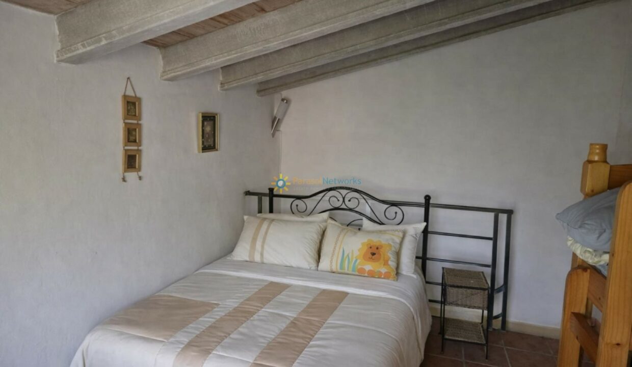 Dormitorio con detalles rústicos y acogedores