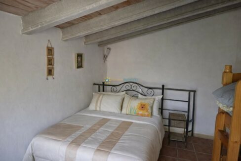 Dormitorio con detalles rústicos y acogedores