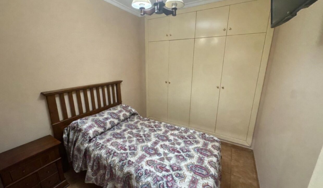 Dormitorio elegante con muebles de madera