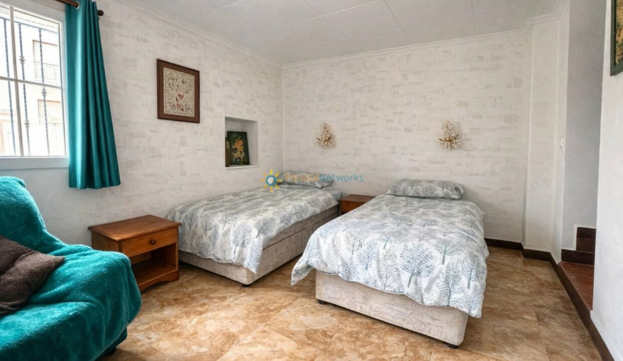 Dormitorio luminoso con detalles elegantes(1)