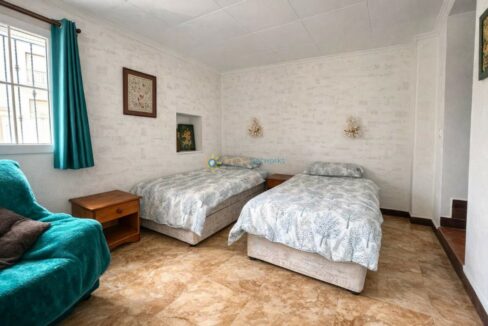 Dormitorio luminoso con detalles elegantes(1)