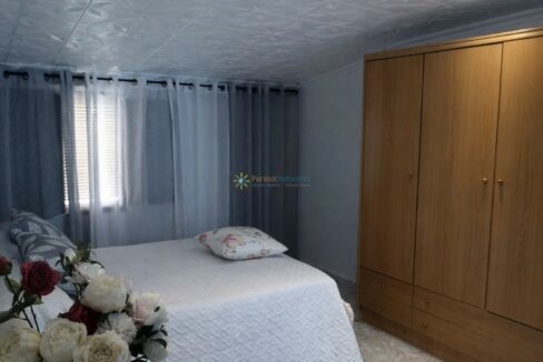 Dormitorio luminoso con flores y muebles
