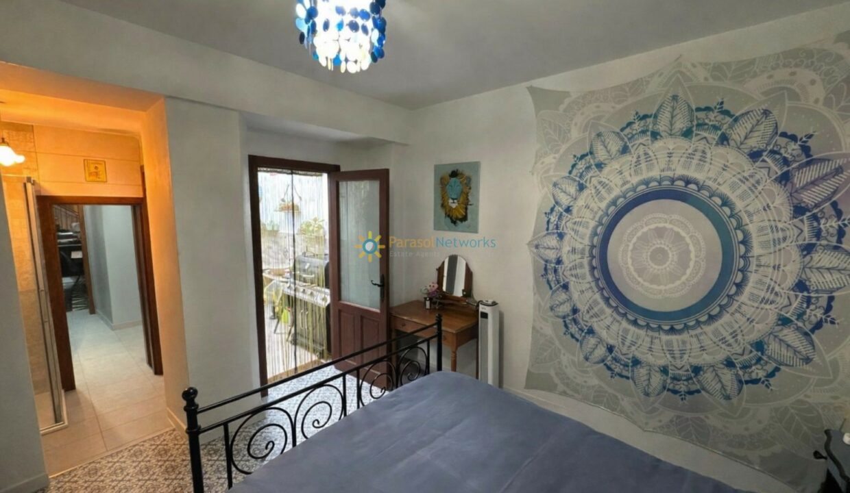 Dormitorio luminoso con mural mandala