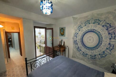 Dormitorio luminoso con mural mandala