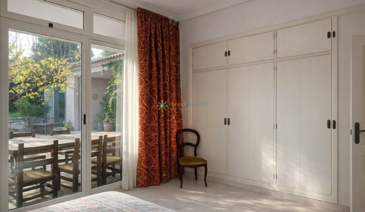 Dormitorio luminoso con vista al jardín