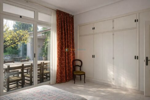 Dormitorio luminoso con vista al jardín