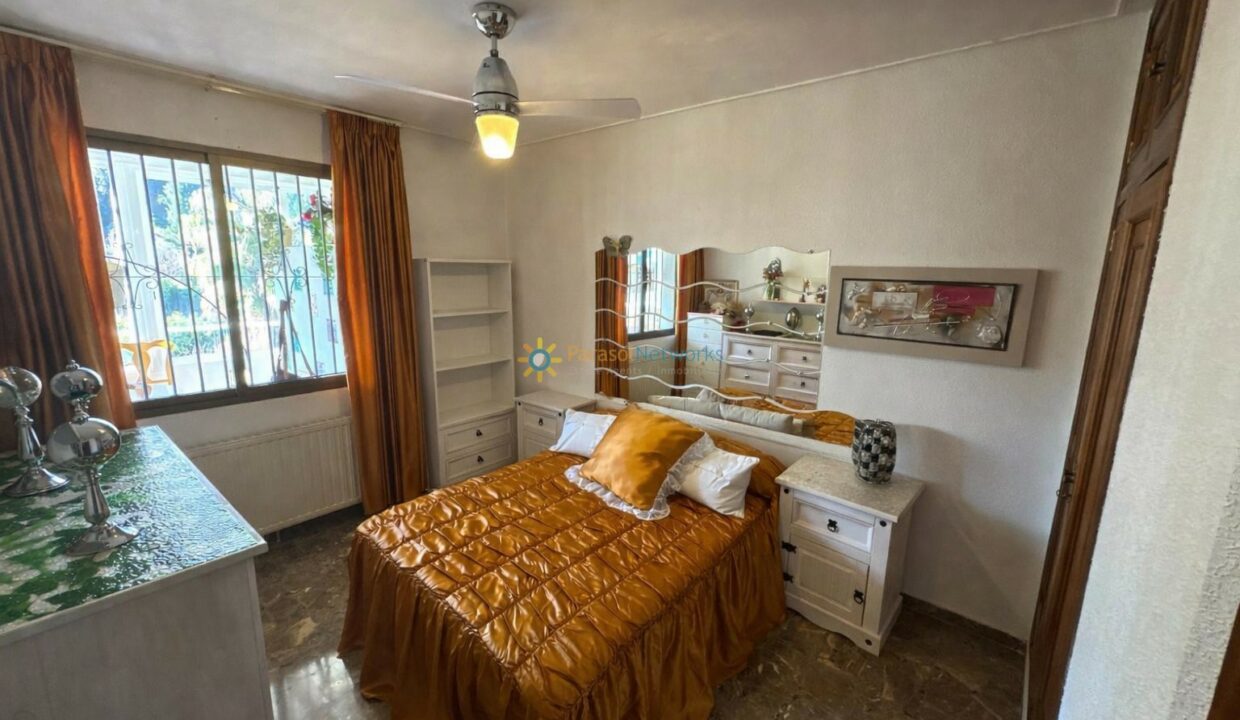 Dormitorio luminoso y elegante