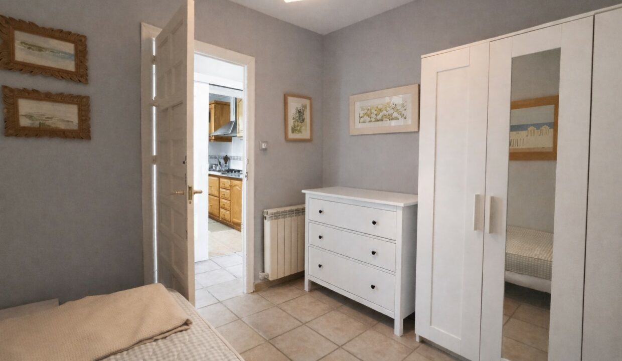 Dormitorio luminoso y ordenado