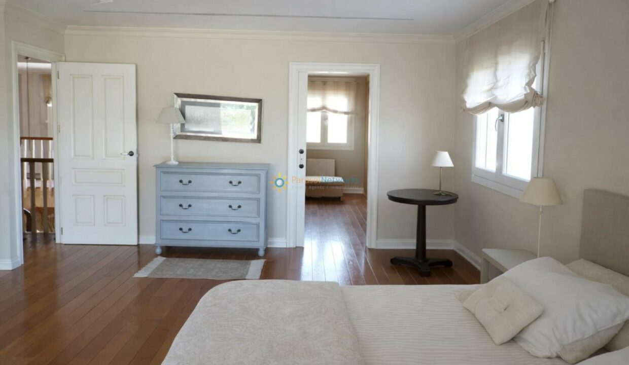 Dormitorio luminoso y ordenado