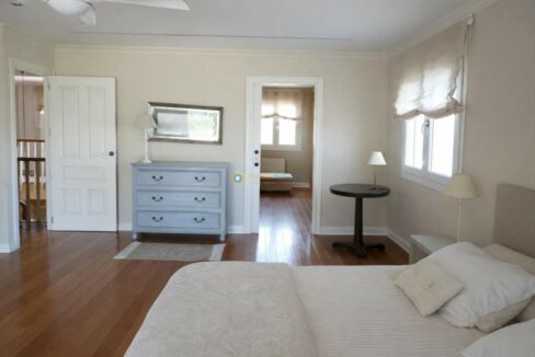 Dormitorio luminoso y ordenado