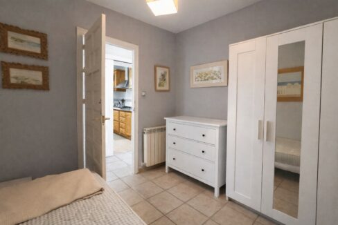 Dormitorio luminoso y ordenado