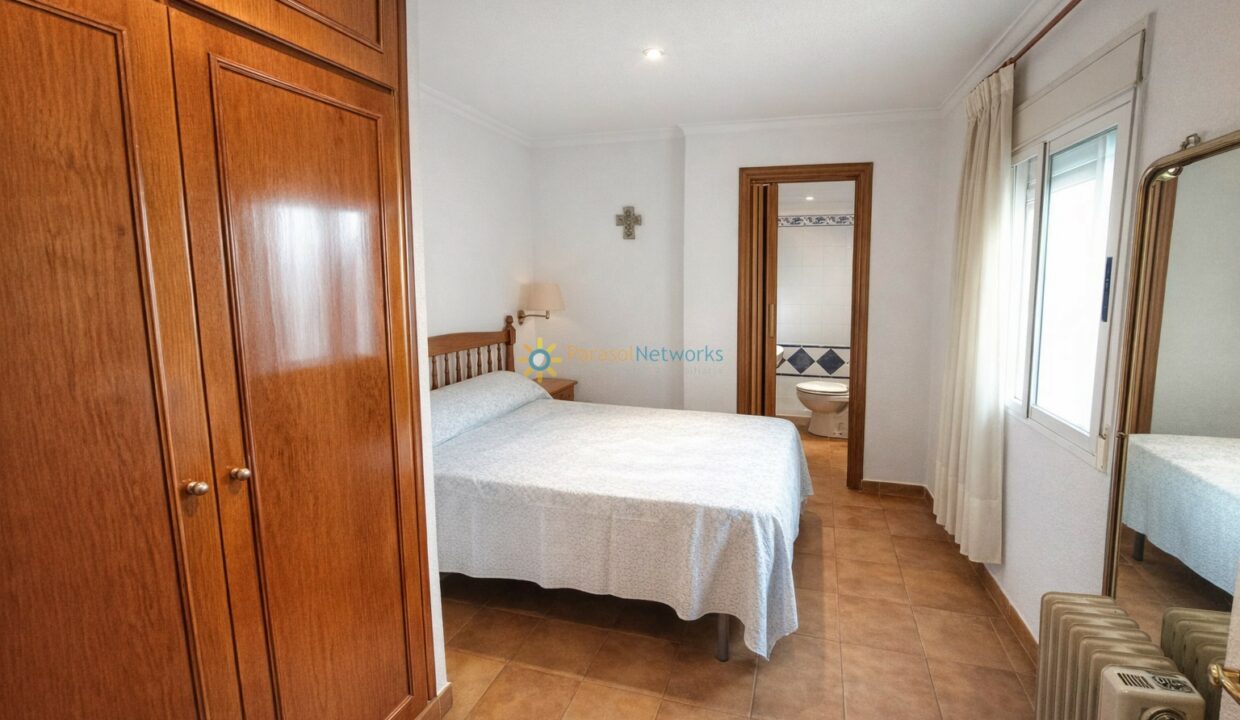 Dormitorio mediterráneo con detalles cálidos