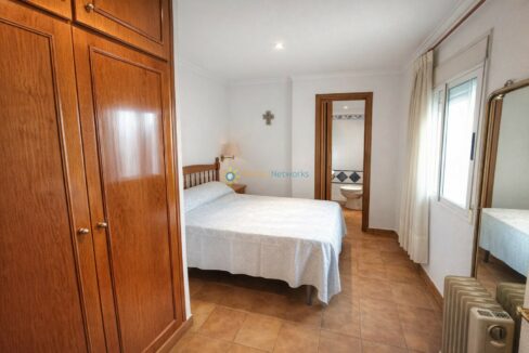 Dormitorio mediterráneo con detalles cálidos