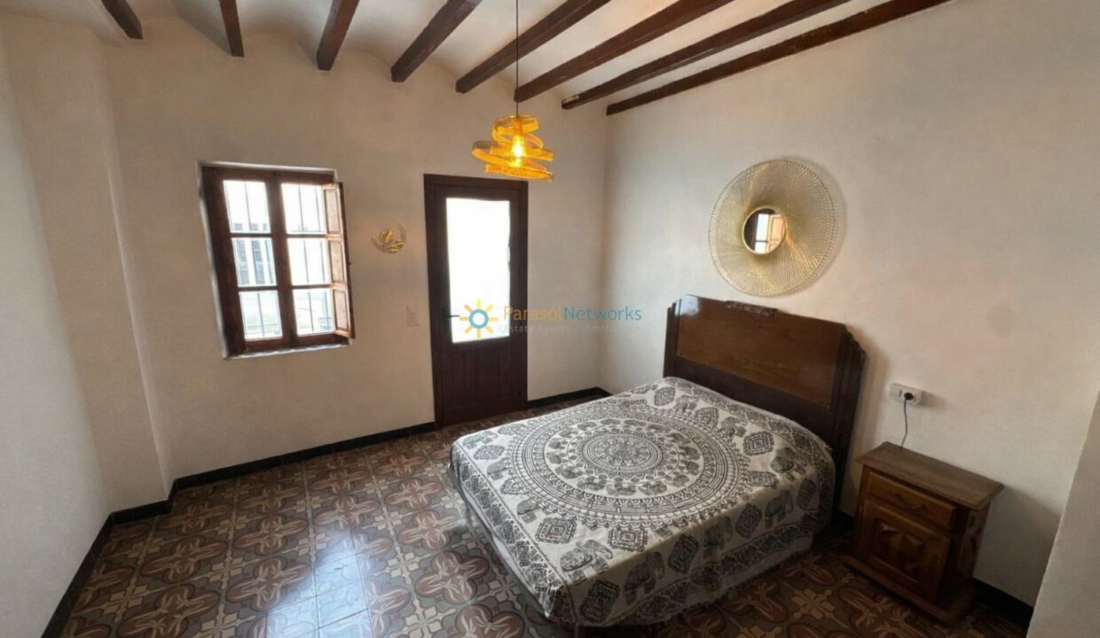 Dormitorio mediterráneo con detalles de madera