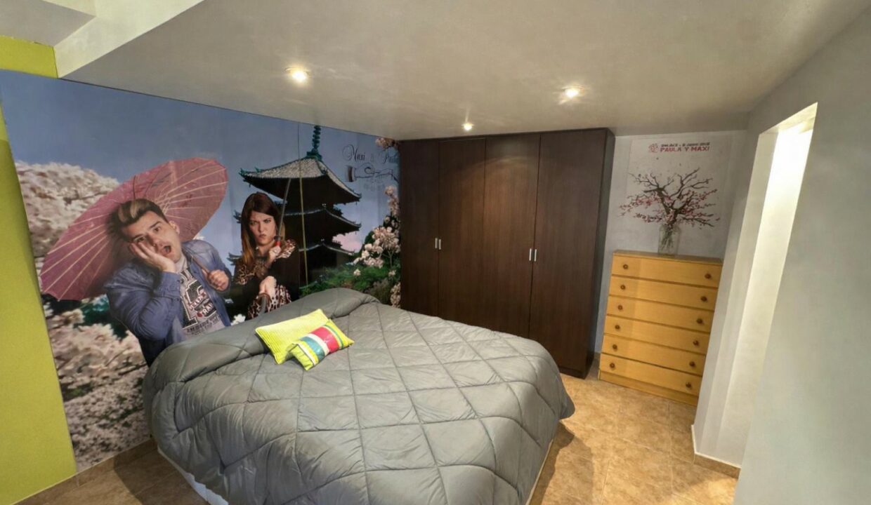 Dormitorio minimalista con mural japonés