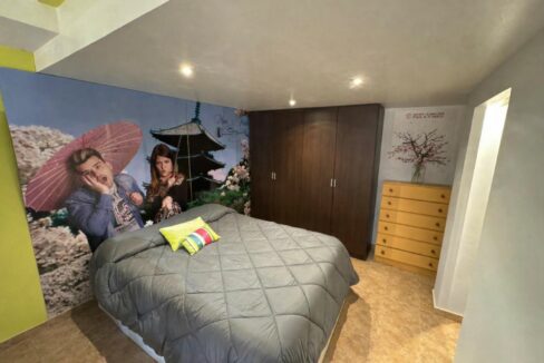 Dormitorio minimalista con mural japonés