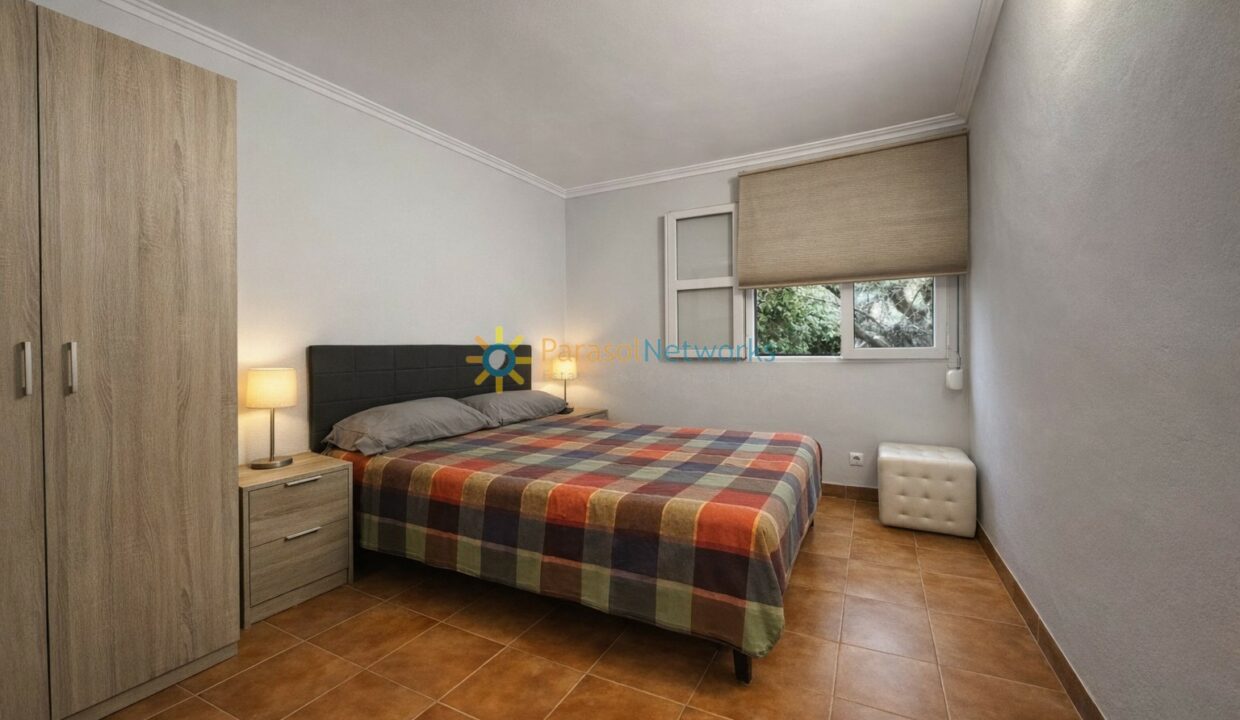 Dormitorio moderno con cama colorida