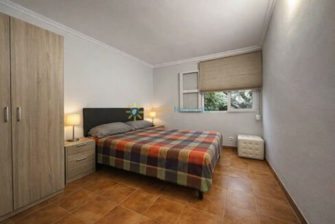 Dormitorio moderno con cama colorida