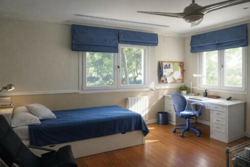 Dormitorio moderno con detalles azules