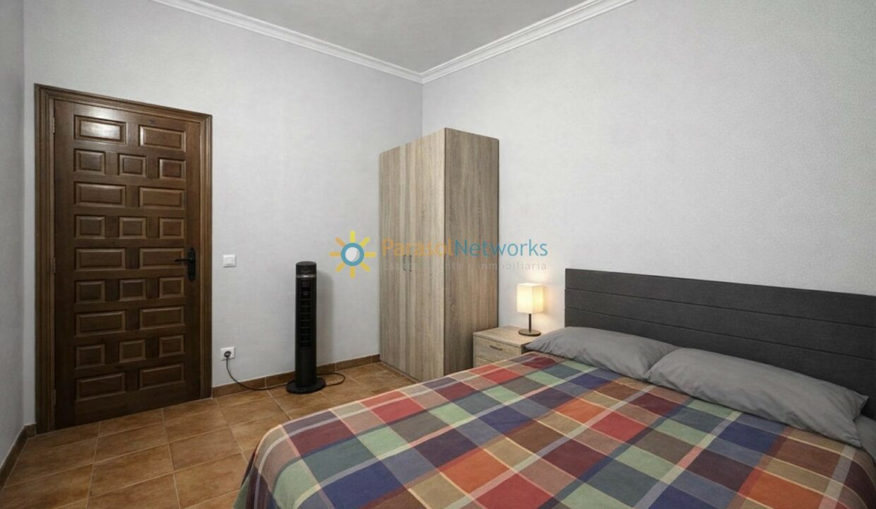 Dormitorio moderno con detalles cálidos