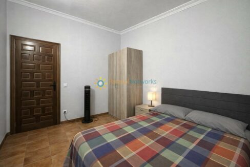 Dormitorio moderno con detalles cálidos