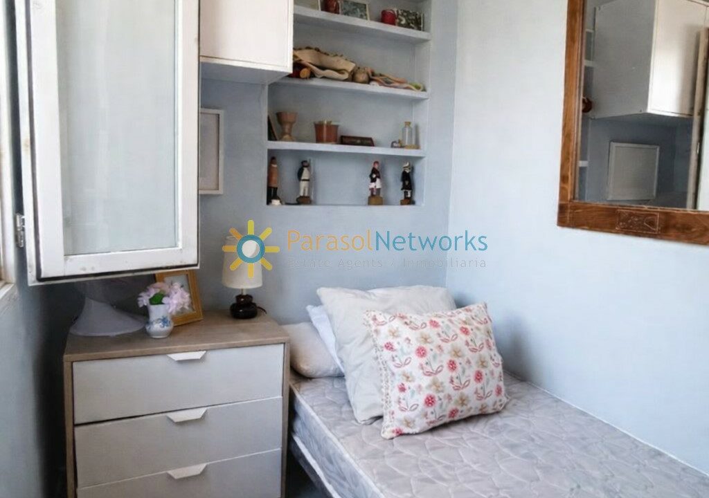Dormitorio pequeño con detalles decorativos(1)