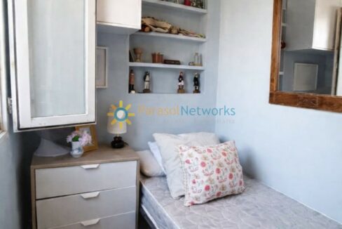 Dormitorio pequeño con detalles decorativos(1)