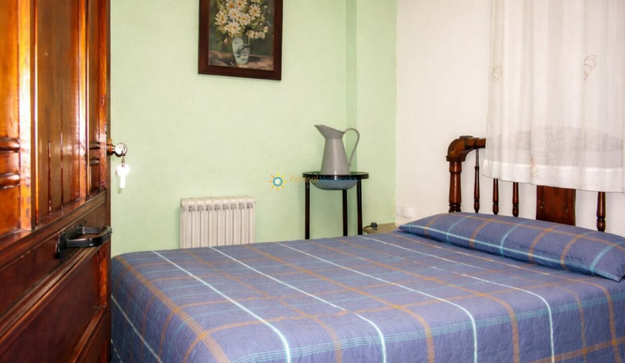 Dormitorio renovado con detalles nítidos