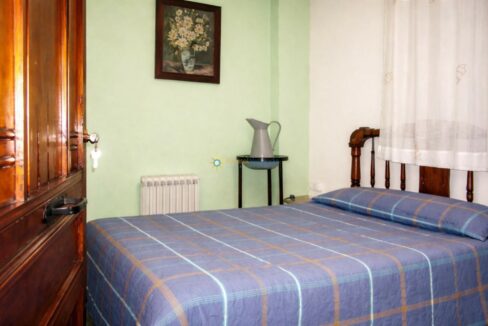 Dormitorio renovado con detalles nítidos