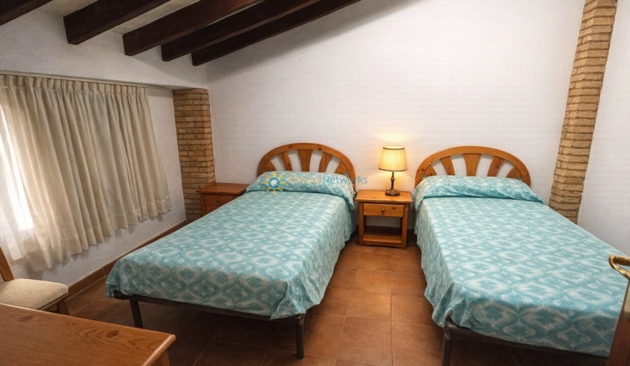 Dormitorio rústico con camas gemelas