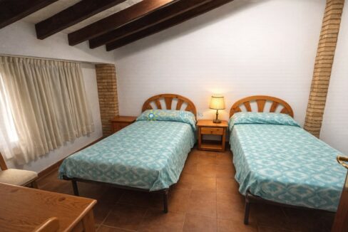 Dormitorio rústico con camas gemelas