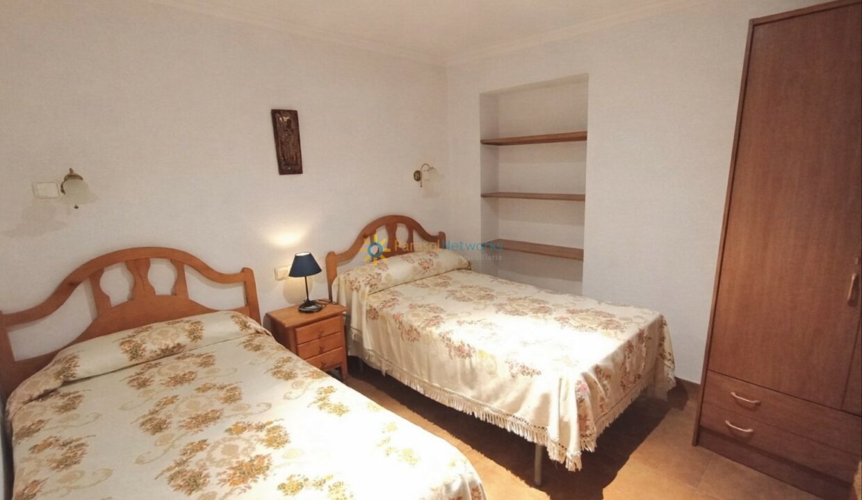 Dormitorio sencillo y luminoso con detalles florales