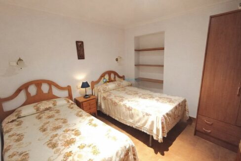 Dormitorio sencillo y luminoso con detalles florales