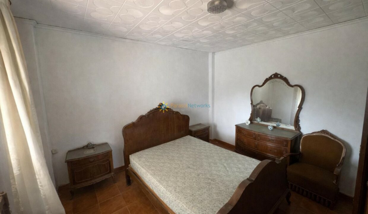 Dormitorio tradicional con muebles vintage