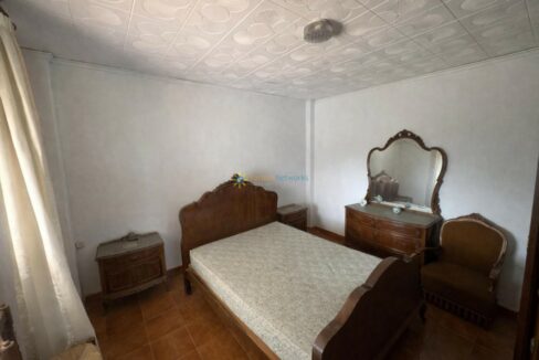 Dormitorio tradicional con muebles vintage
