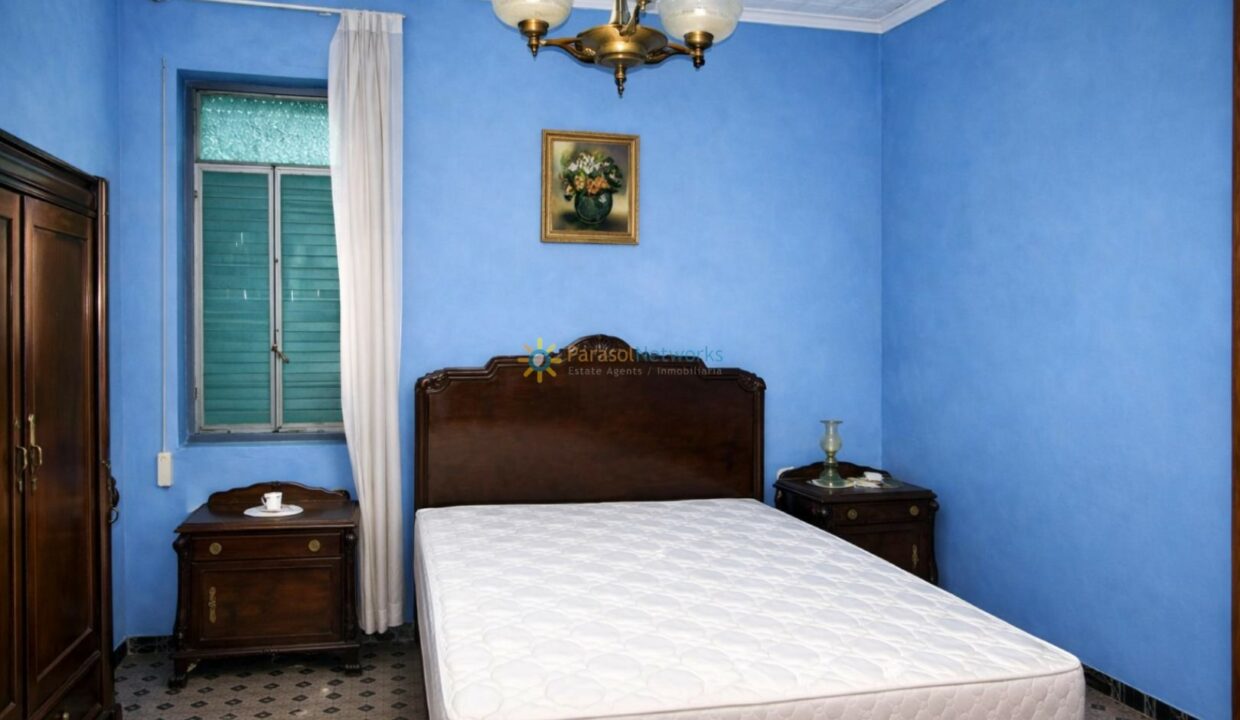 Dormitorio tradicional con paredes azules