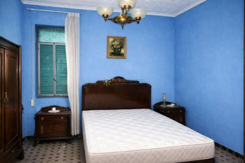 Dormitorio tradicional con paredes azules