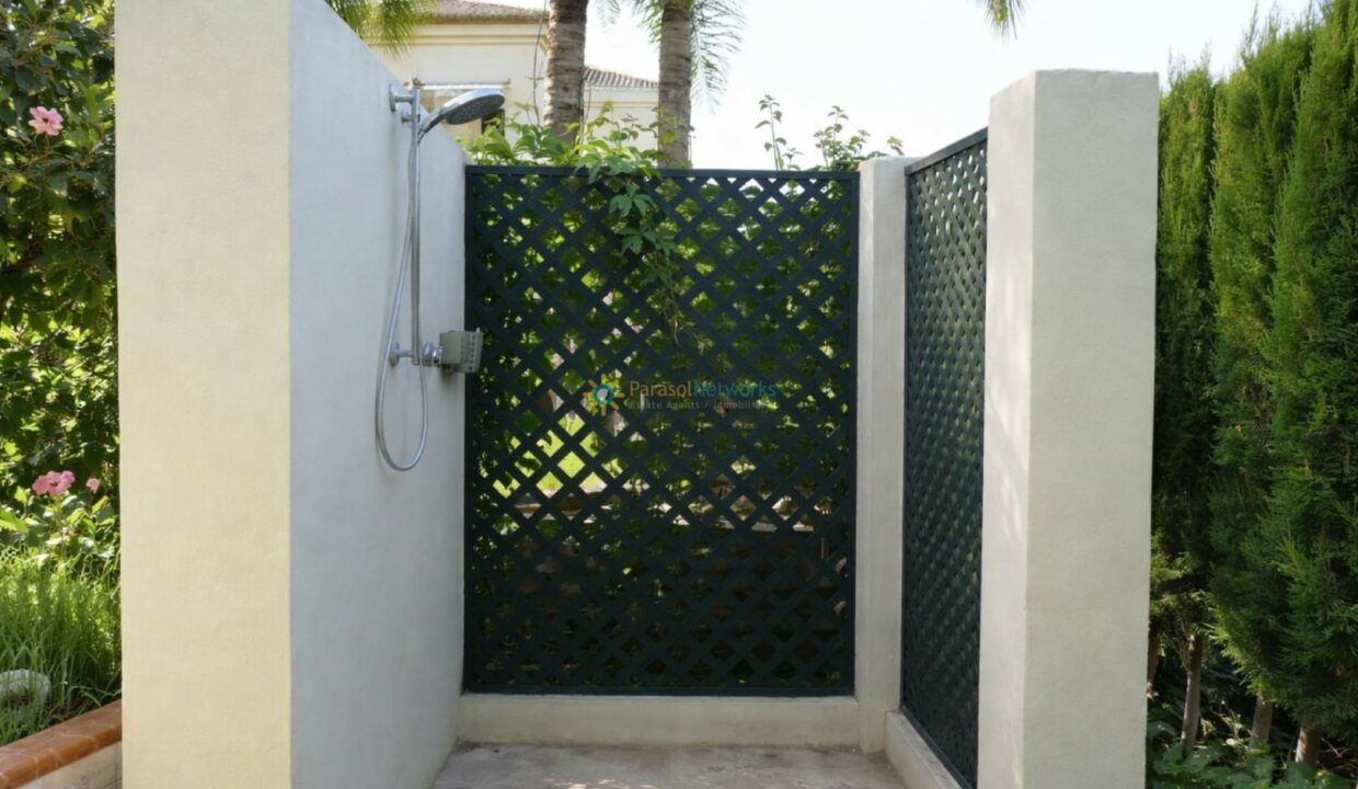 Ducha exterior en un espacio luminoso