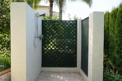 Ducha exterior en un espacio luminoso