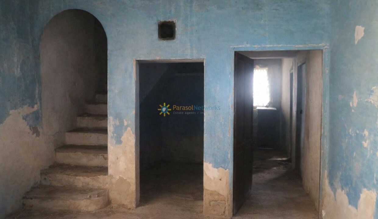 Edificio abandonado con puertas abiertas