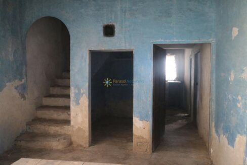 Edificio abandonado con puertas abiertas