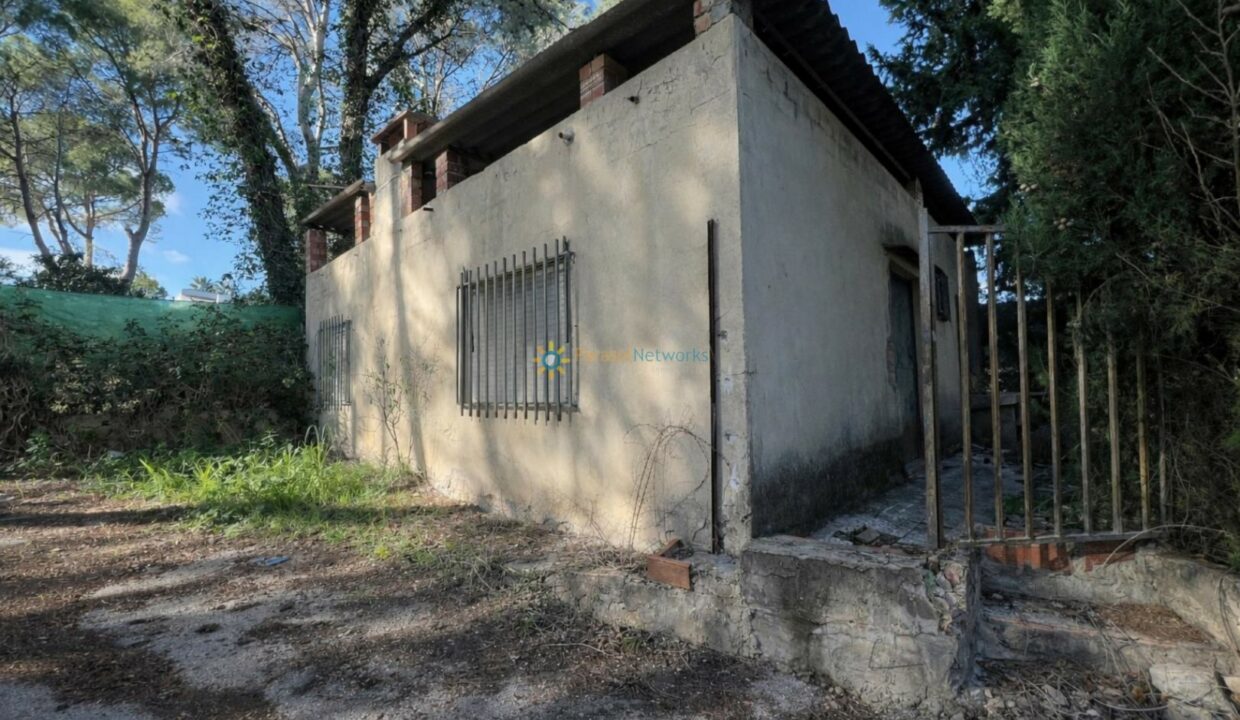 Edificio abandonado en caminos rurales
