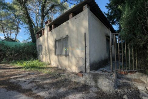 Edificio abandonado en caminos rurales