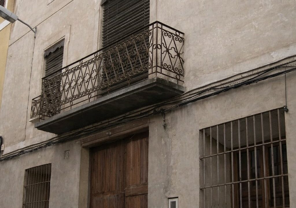 Edificio antiguo con balcón ornamentado