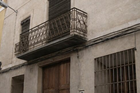 Edificio antiguo con balcón ornamentado