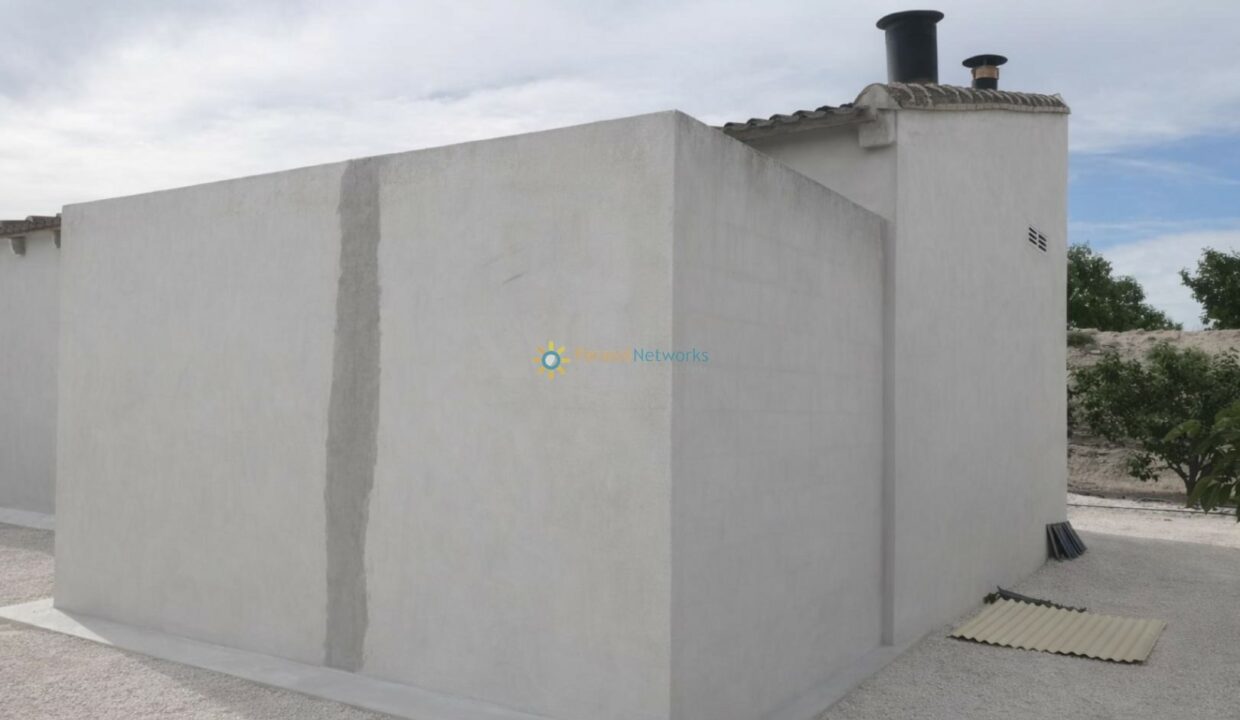 Edificio blanco en entorno rural