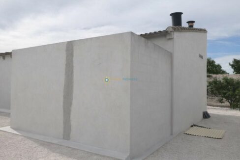 Edificio blanco en entorno rural