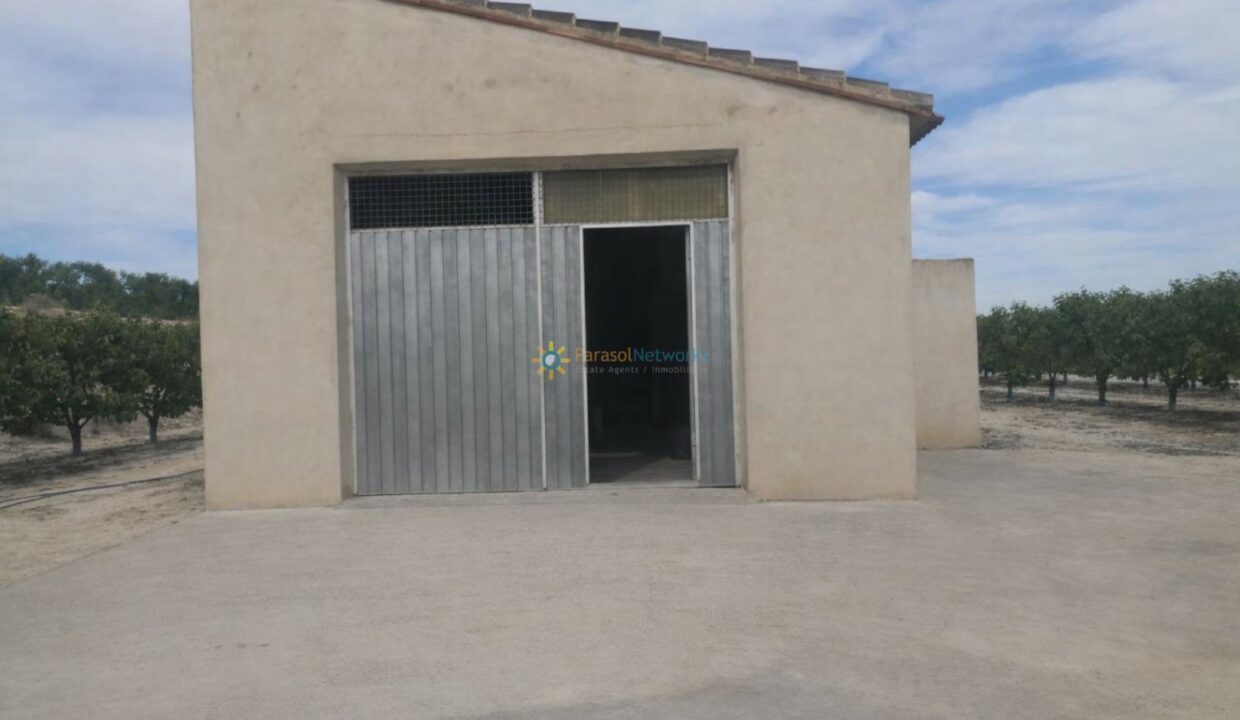 Edificio de almacenamiento en el campo