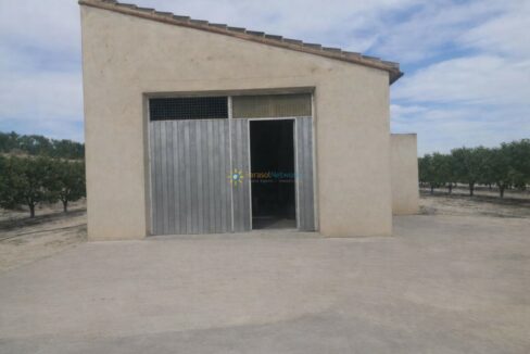 Edificio de almacenamiento en el campo