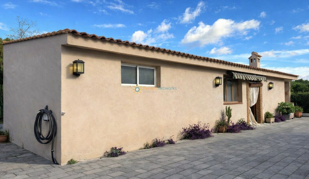 Edificio de estilo mediterráneo y jardín